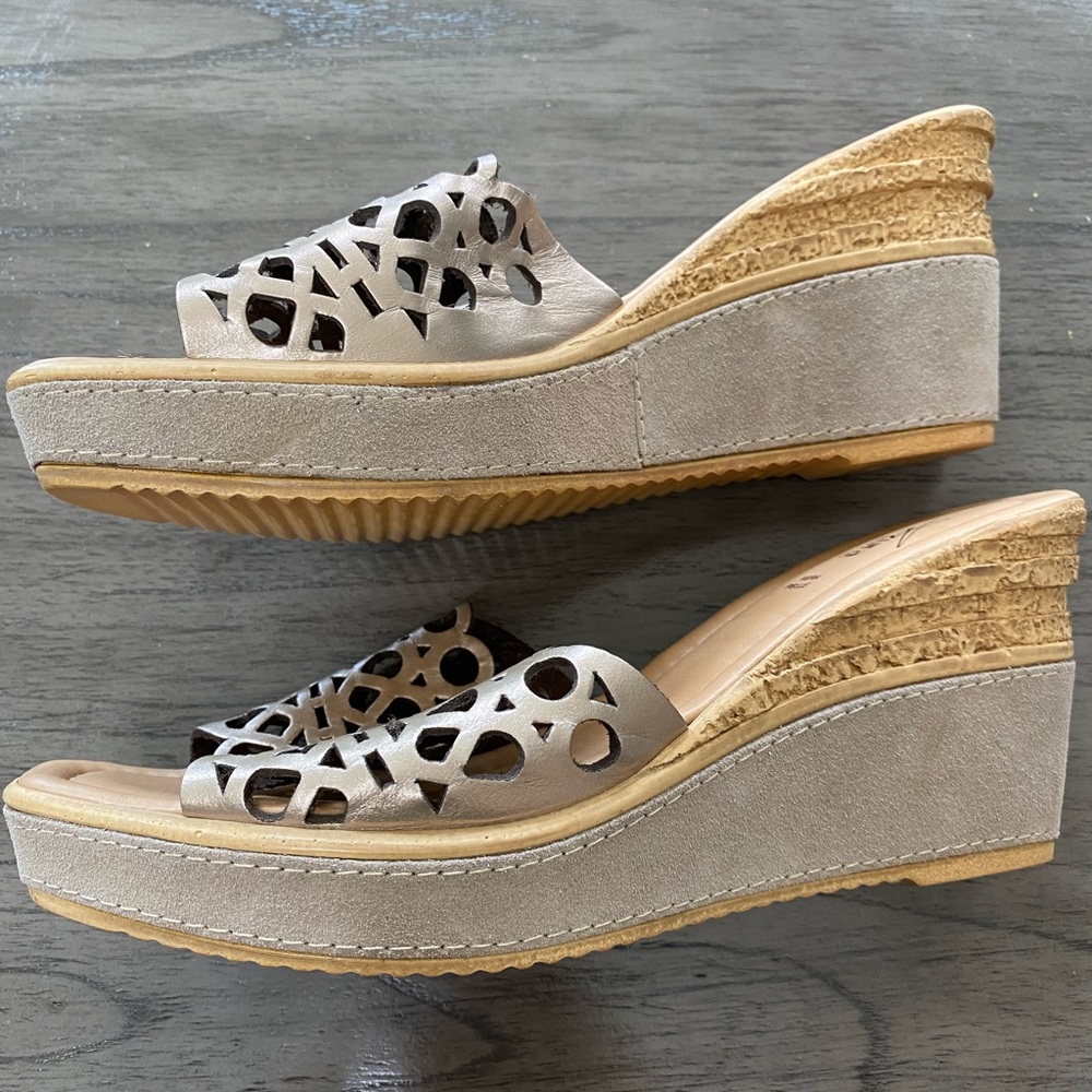 Azura Italian wedges metallic beige